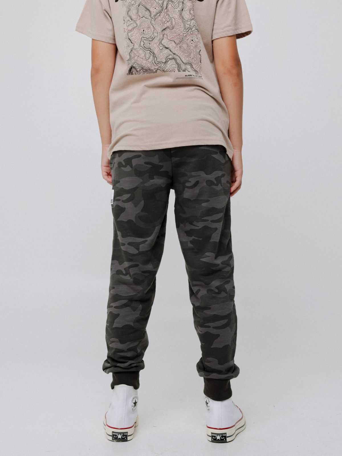  מכנסי טרנינג בהדפס צבאי עם תיפורים מודגשים של FOX