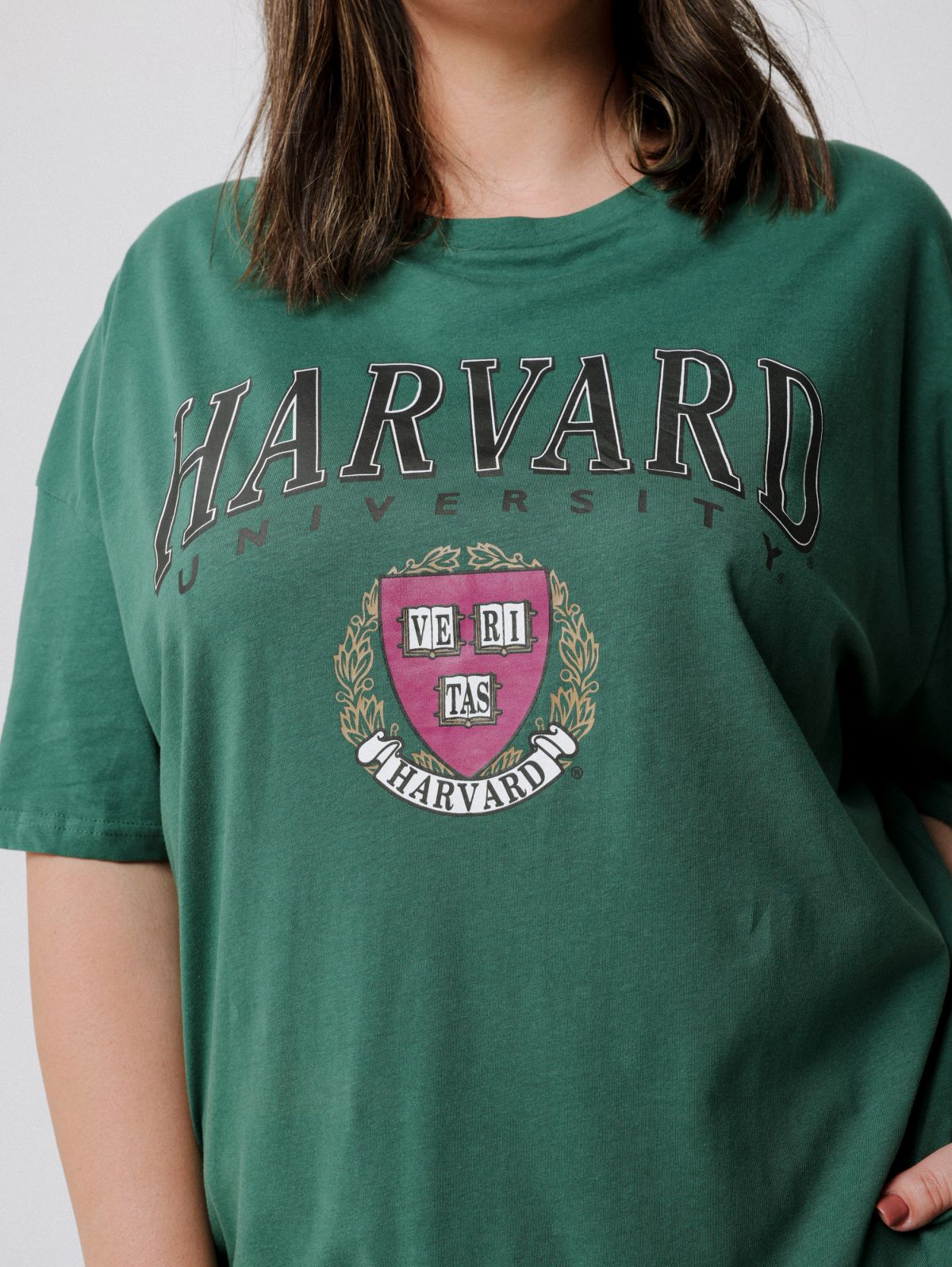 טי שירט עם הדפס Harvard של FOX