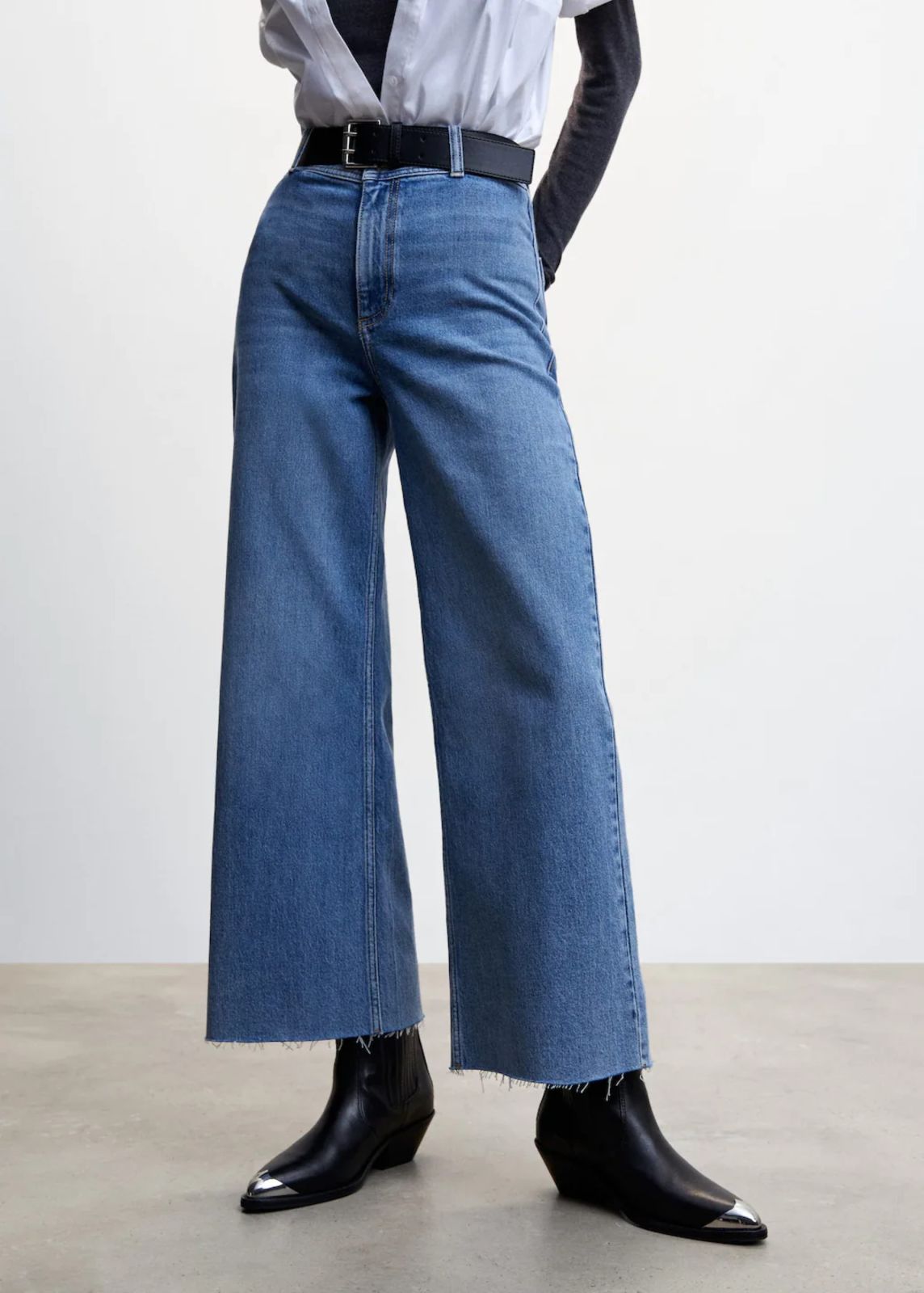  מכנסי ג'ינס עם סיומת מתרחבת של MANGO