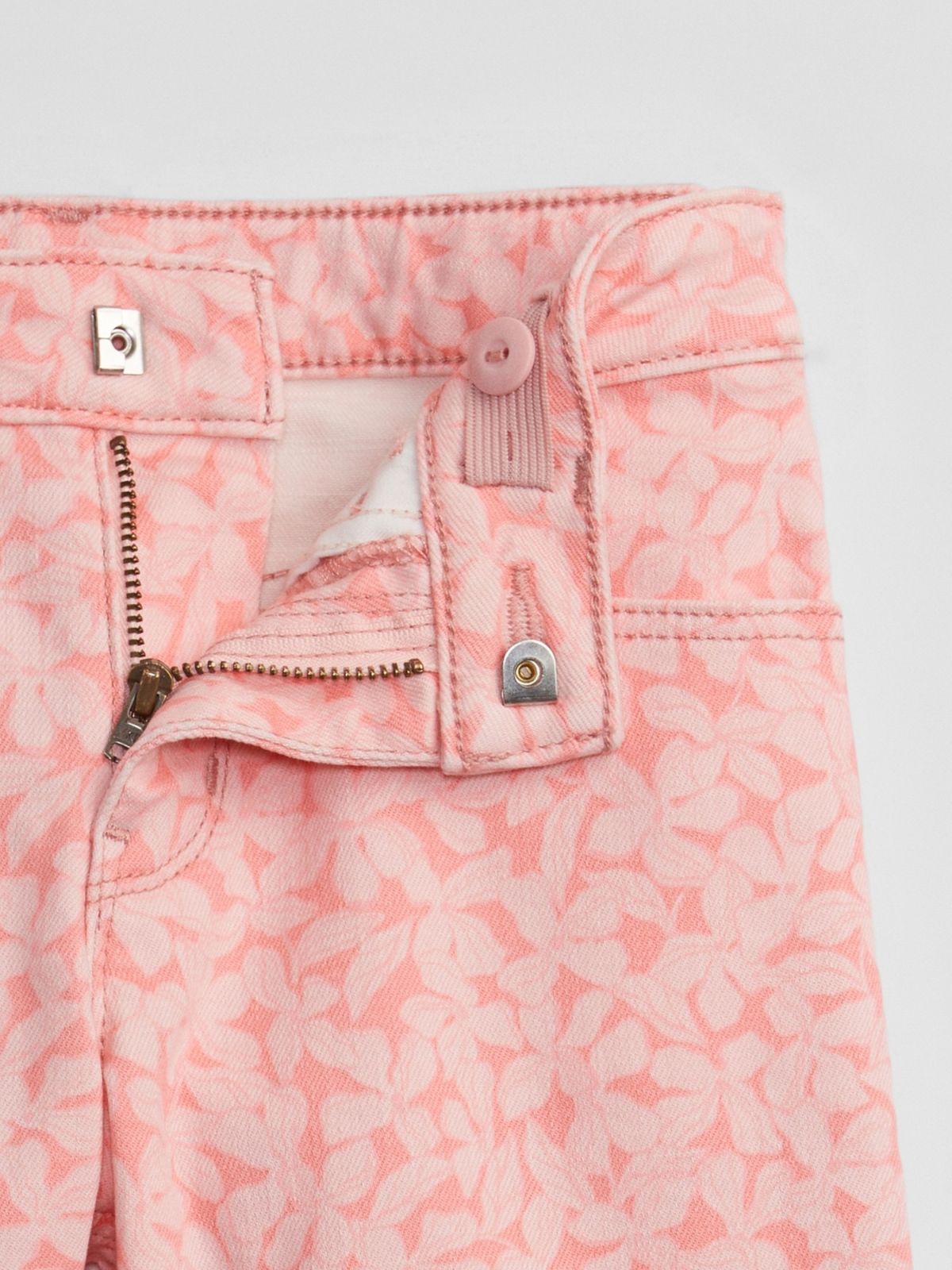  מכנסי ג'ינס קצרים בהדפס פרחים / בנות של GAP