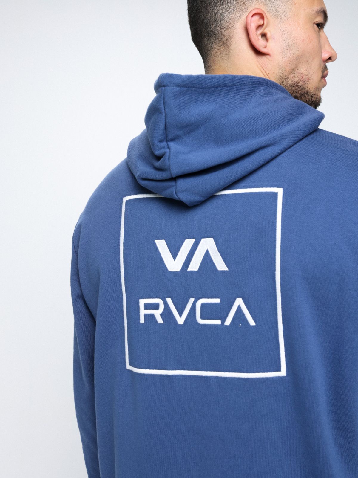  סווטשירט קפוצ'ון עם הדפס לוגו של RVCA