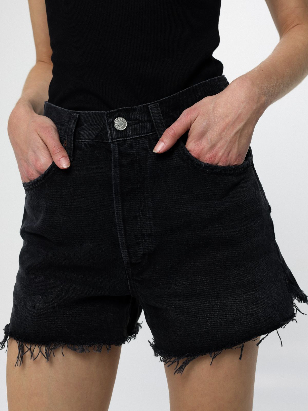  ג'ינס קצר עם סיומת פרומה Black Dee Shorts Divise של AGOLDE