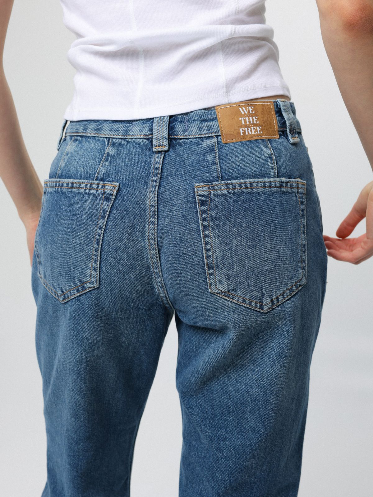  ג'ינס בגזרה נמוכה של FREE PEOPLE