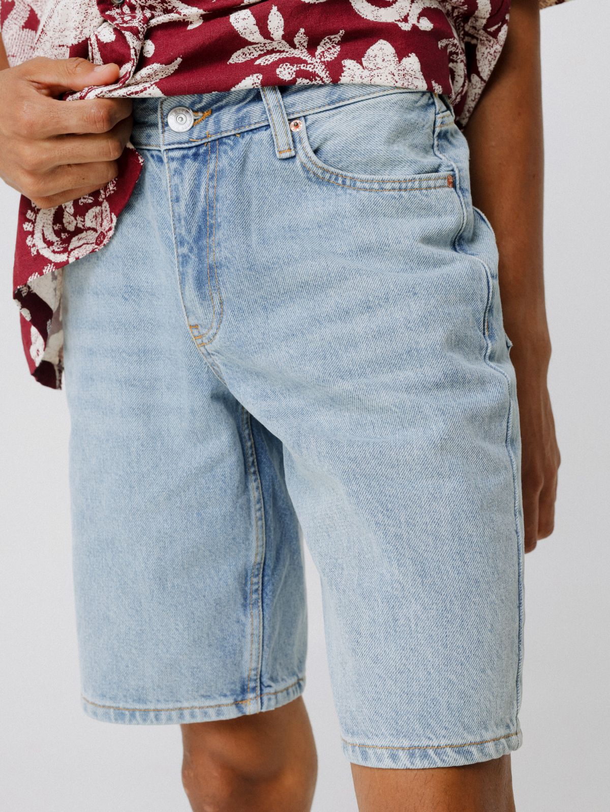  מכנסי ג'ינס קצרים של URBAN OUTFITTERS