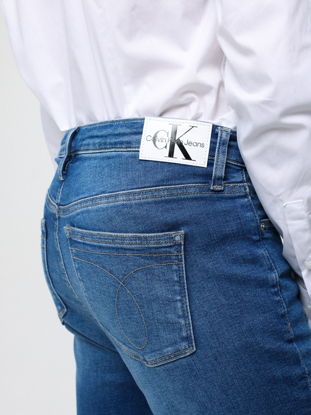  מכנסי ג'ינס סקיני של CALVIN KLEIN