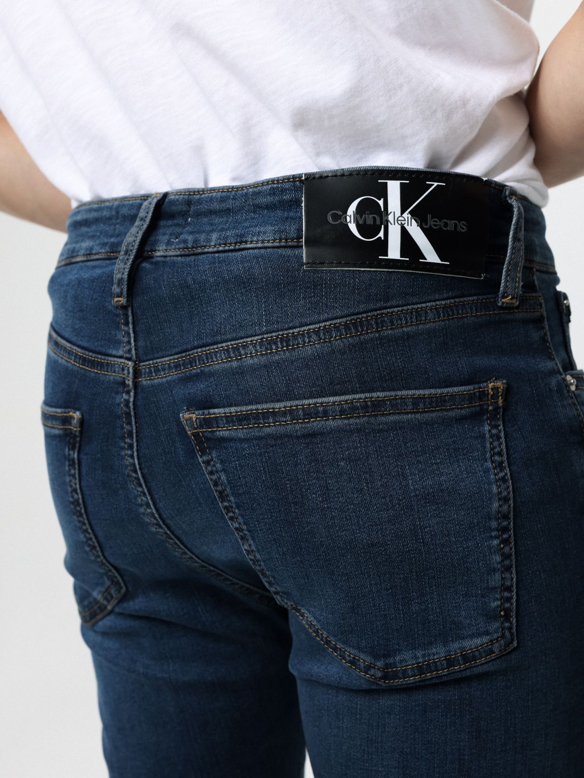  מכנסי ג'ינס ווש סקיני של CALVIN KLEIN