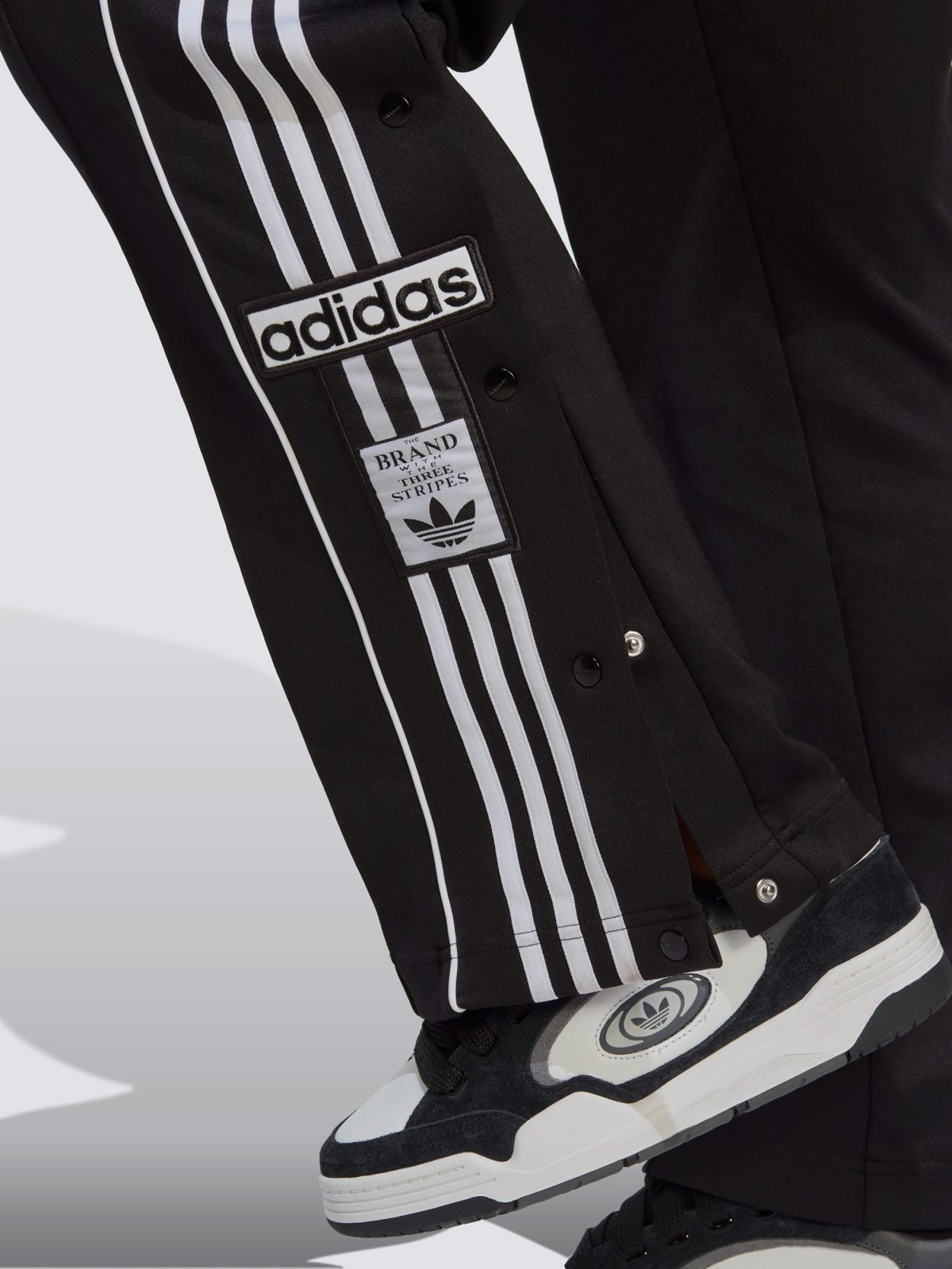 מכנסי טראק רחבים עם לוגו של ADIDAS Originals