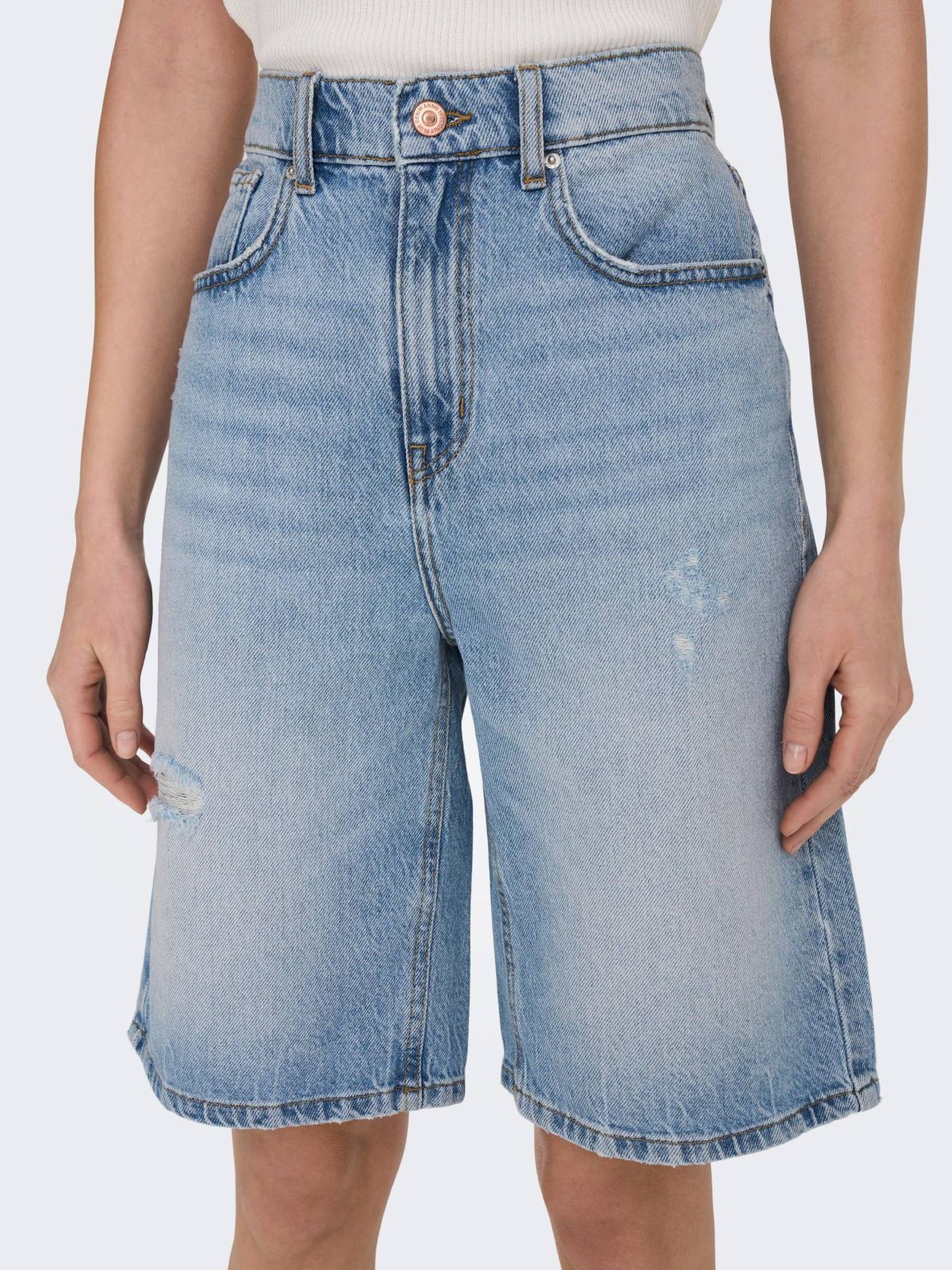  ג'ינס קצר עם קרעים של ONLY