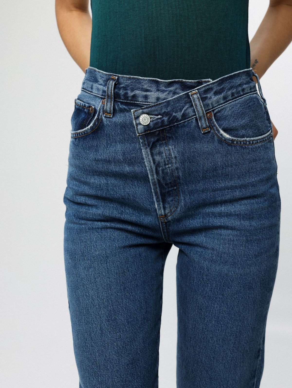  ג'ינס אסימטרי בגזרה ישרה Criss Cross Straight In Range של AGOLDE
