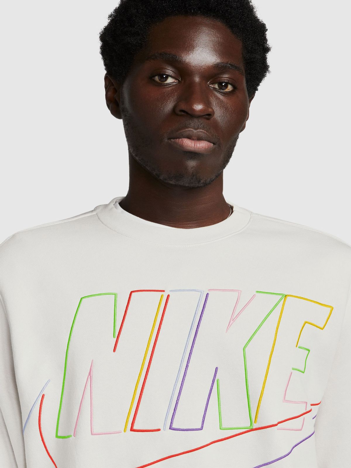  סווטשירט עם רקמת לוגו Nike Club Fleece+ של NIKE