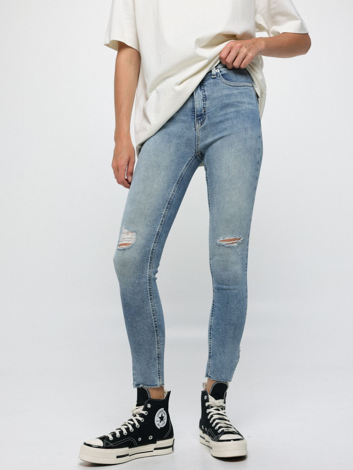  ג'ינס סקיני ארוך עם קרעים של CALVIN KLEIN