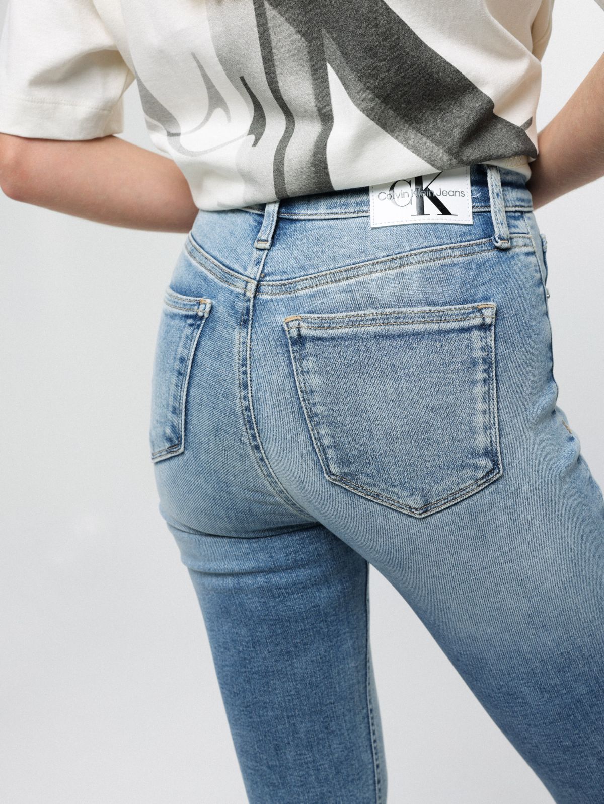  ג'ינס סקיני ארוך עם קרעים של CALVIN KLEIN