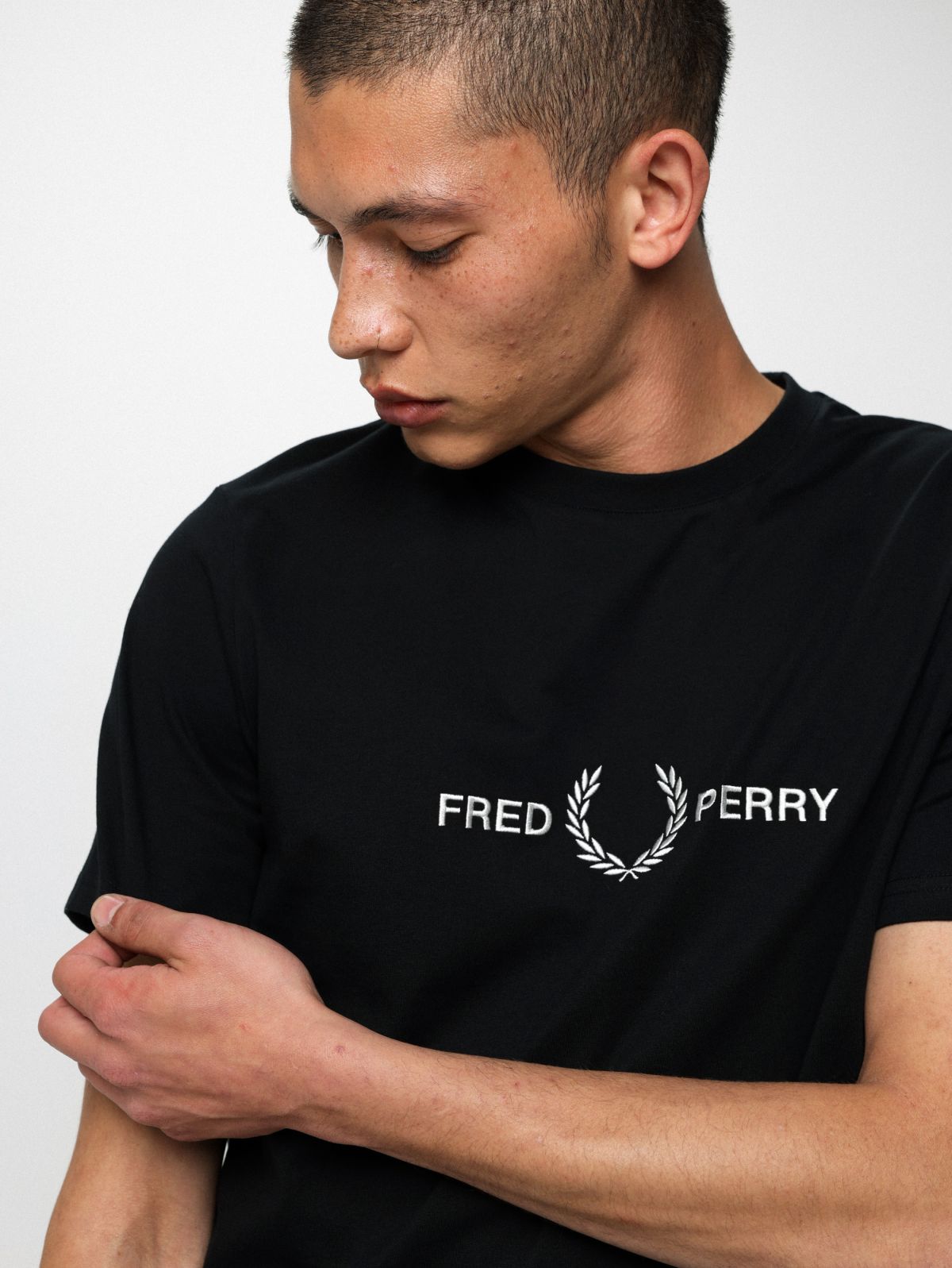  טי שירט עם הדפס לוגו של FRED PERRY
