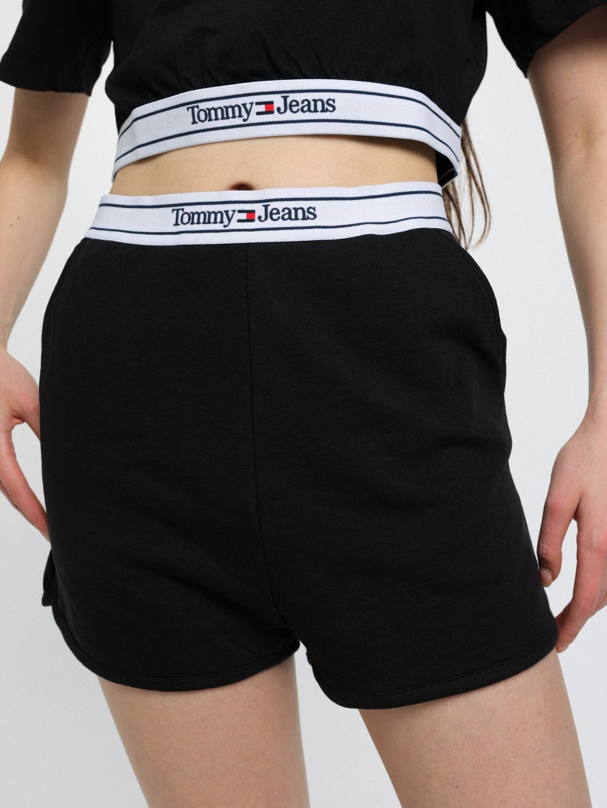  מכנסיים קצרים עם גומי בשילוב לוגו של TOMMY HILFIGER