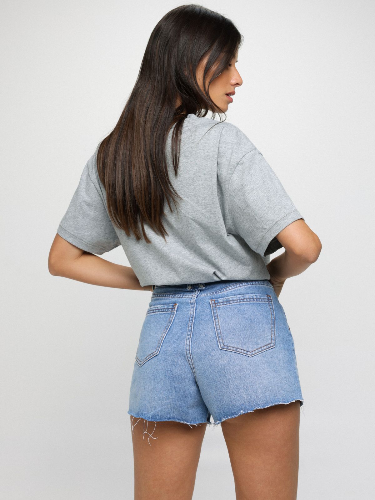  ג'ינס קצר עם סיומת גזורה של TERMINAL X