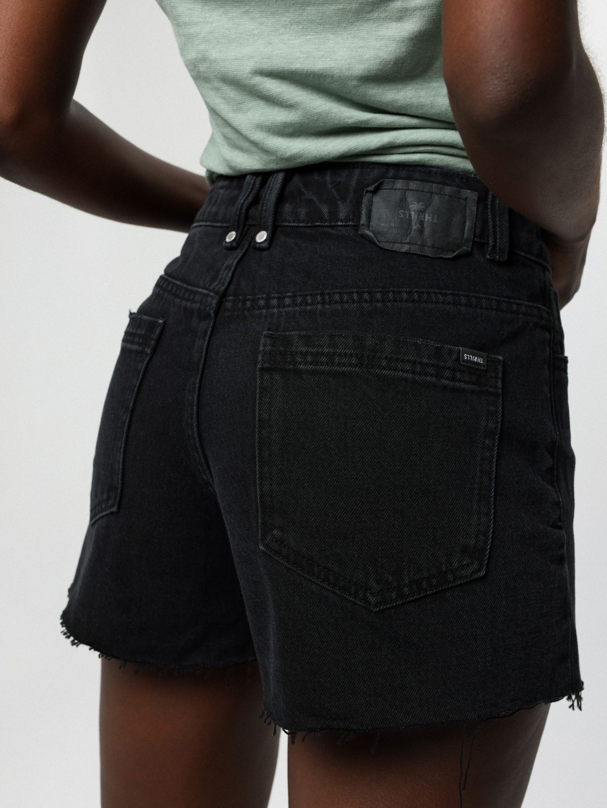  ג'ינס קצר עם סיומת גזורה של THRILLS