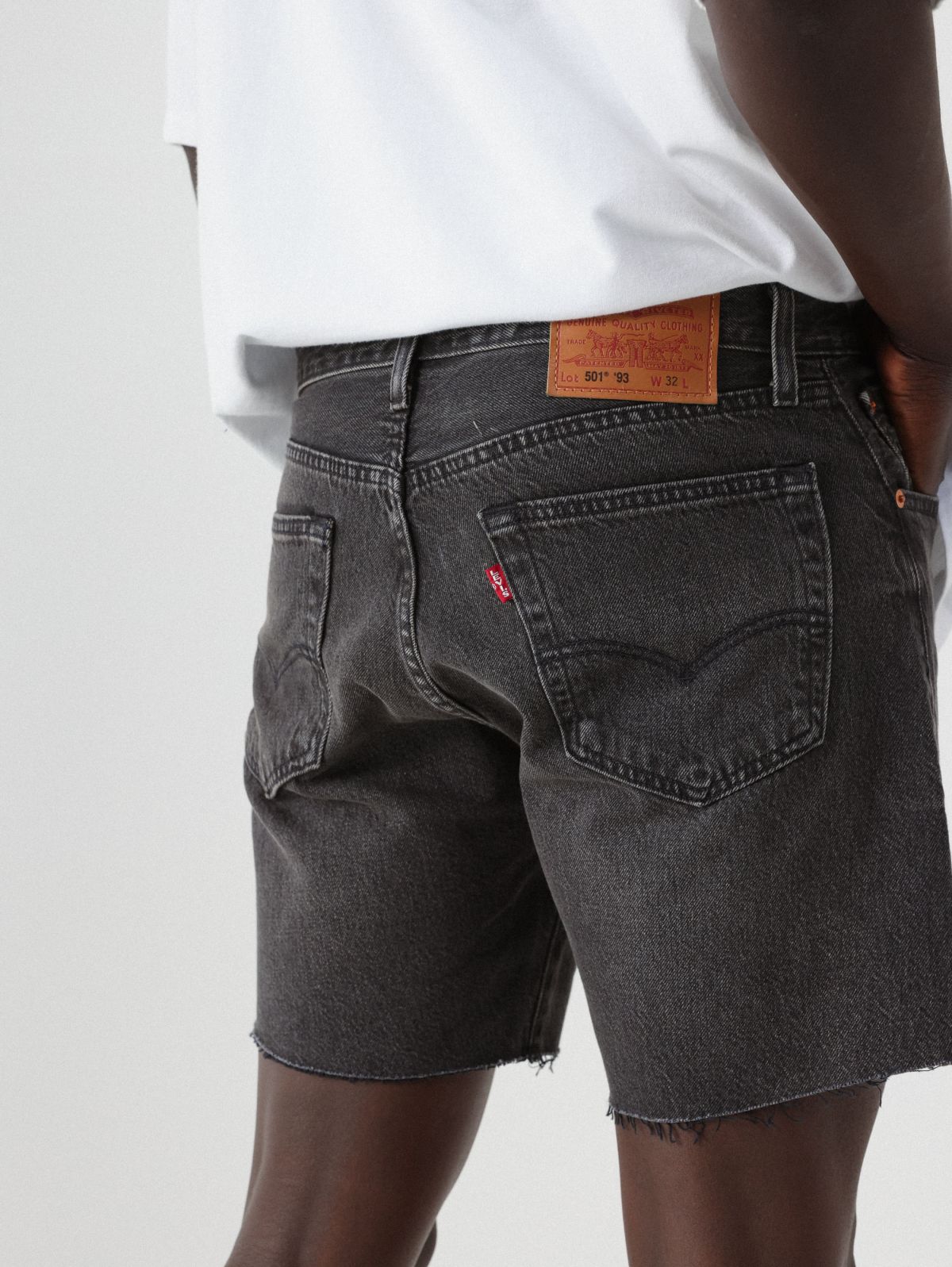  ג'ינס קצר עם לוגו של LEVIS