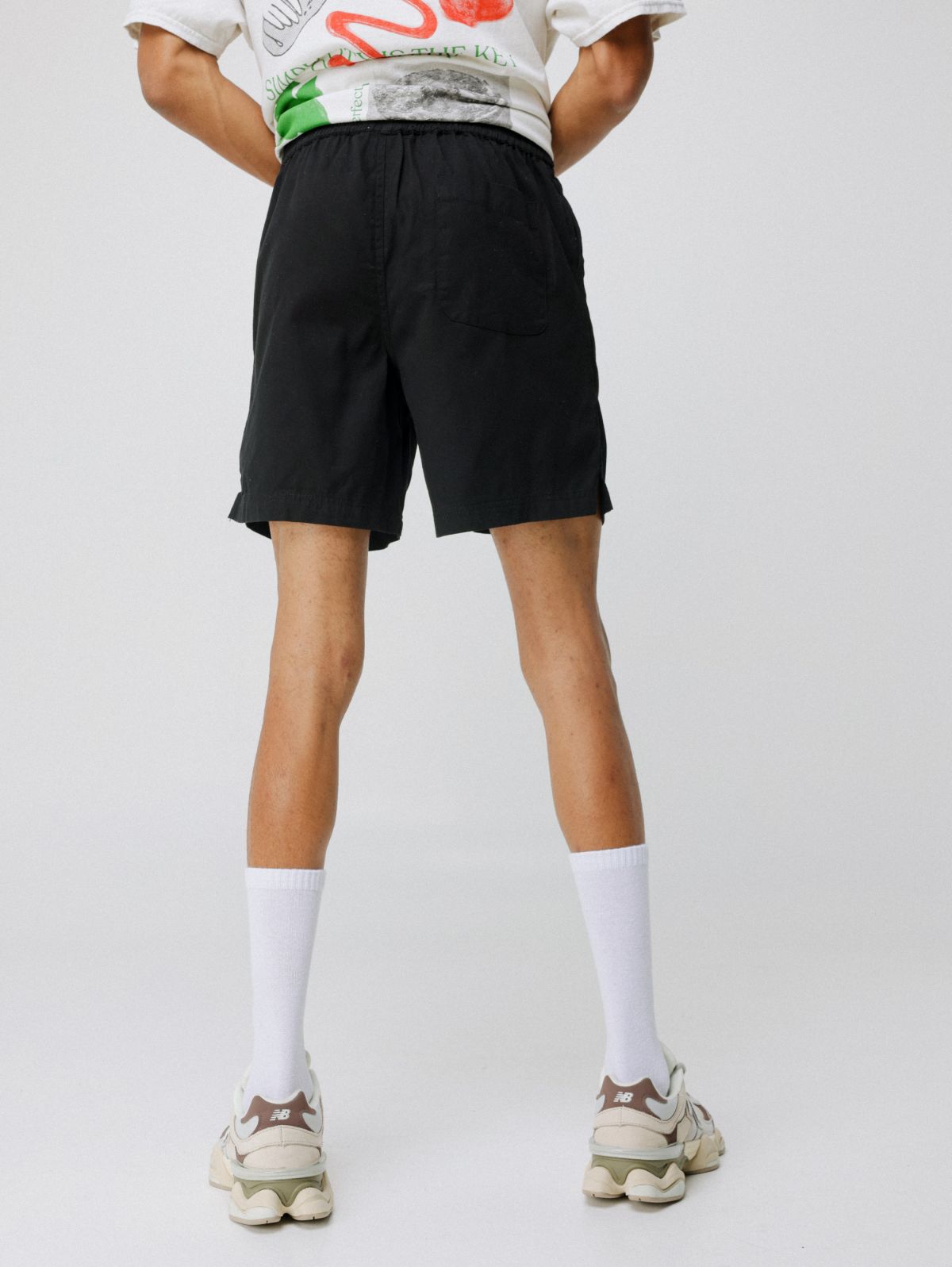  מכנסיים קצרים עם לוגו של URBAN OUTFITTERS