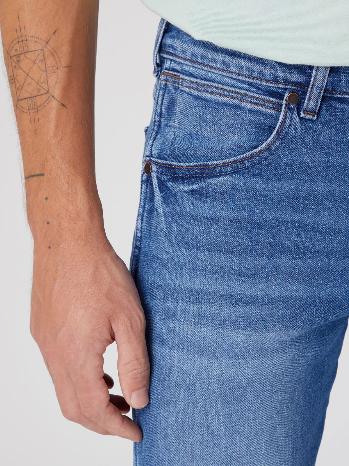  מכנסי ג'ינס בגזרת SLIM של WRANGLER