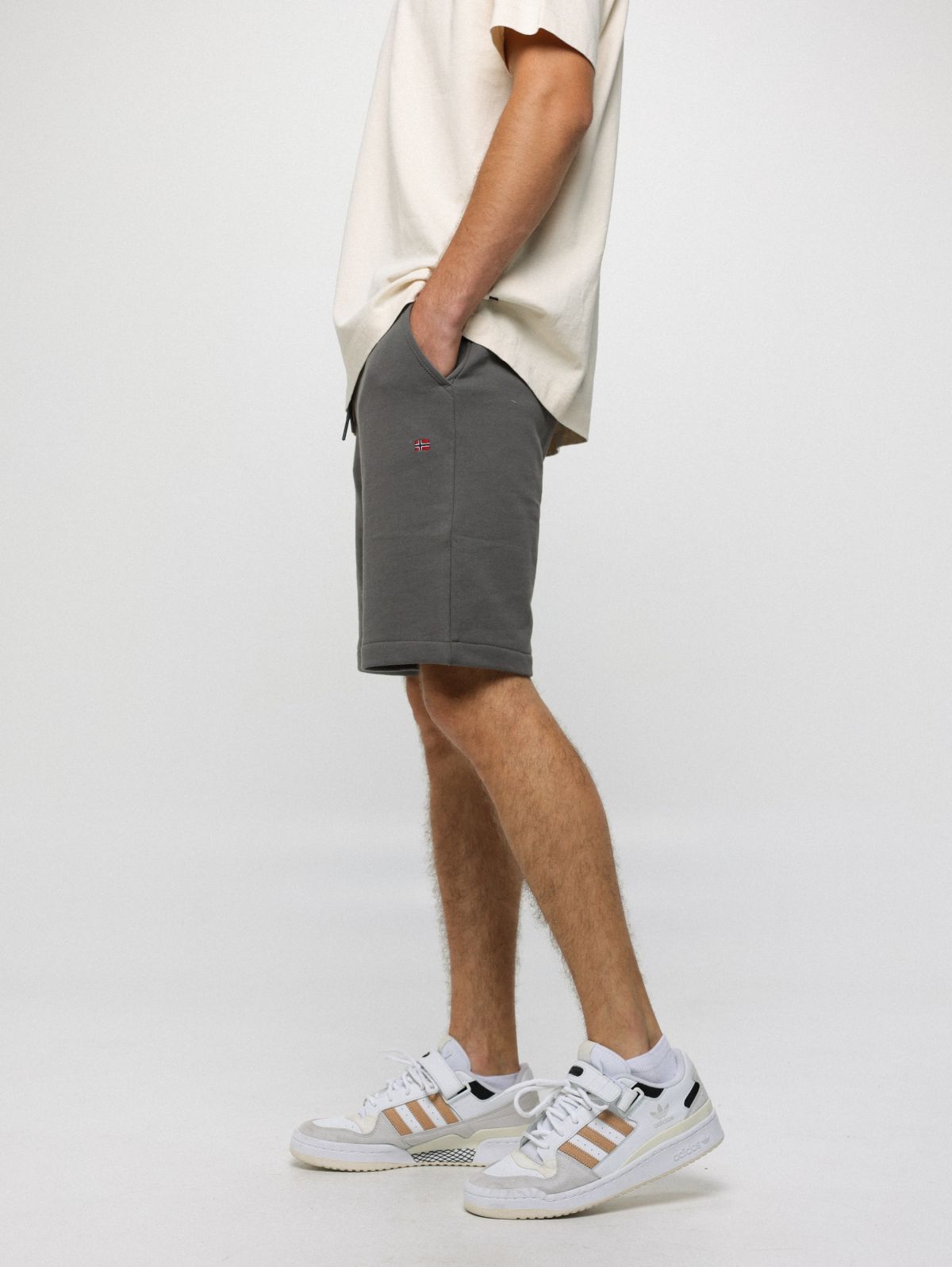  מכנסי טרנינג קצרים עם לוגו רקום של NAPAPIJRI