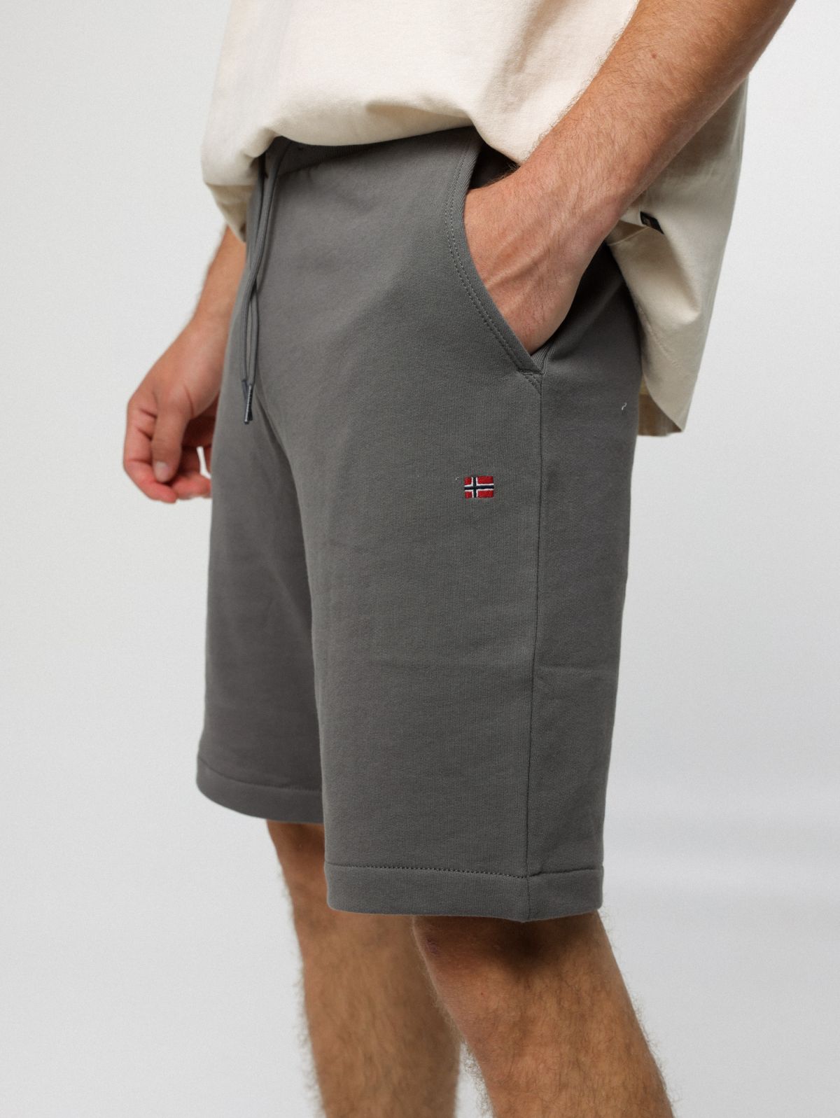  מכנסי טרנינג קצרים עם לוגו רקום של NAPAPIJRI
