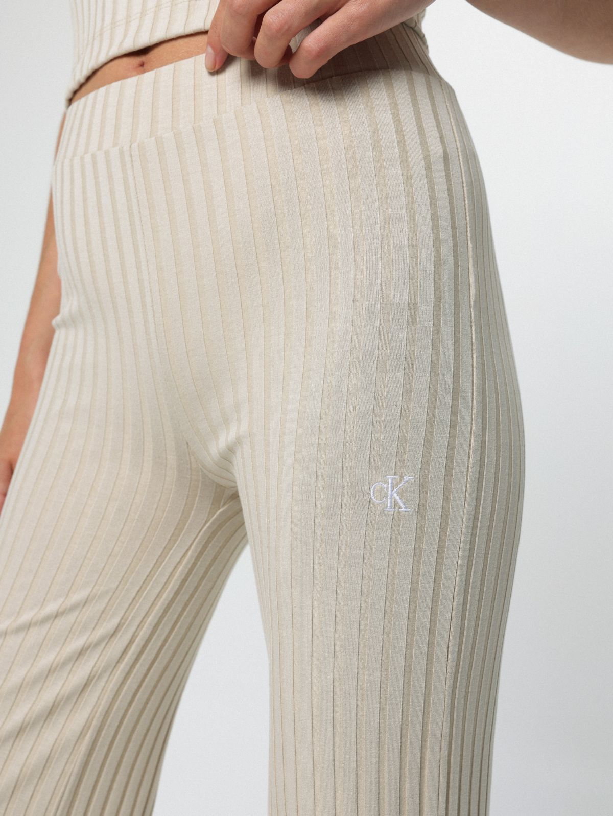  מכנסיים בטקסטורת פסים עם רקמת לוגו של CALVIN KLEIN