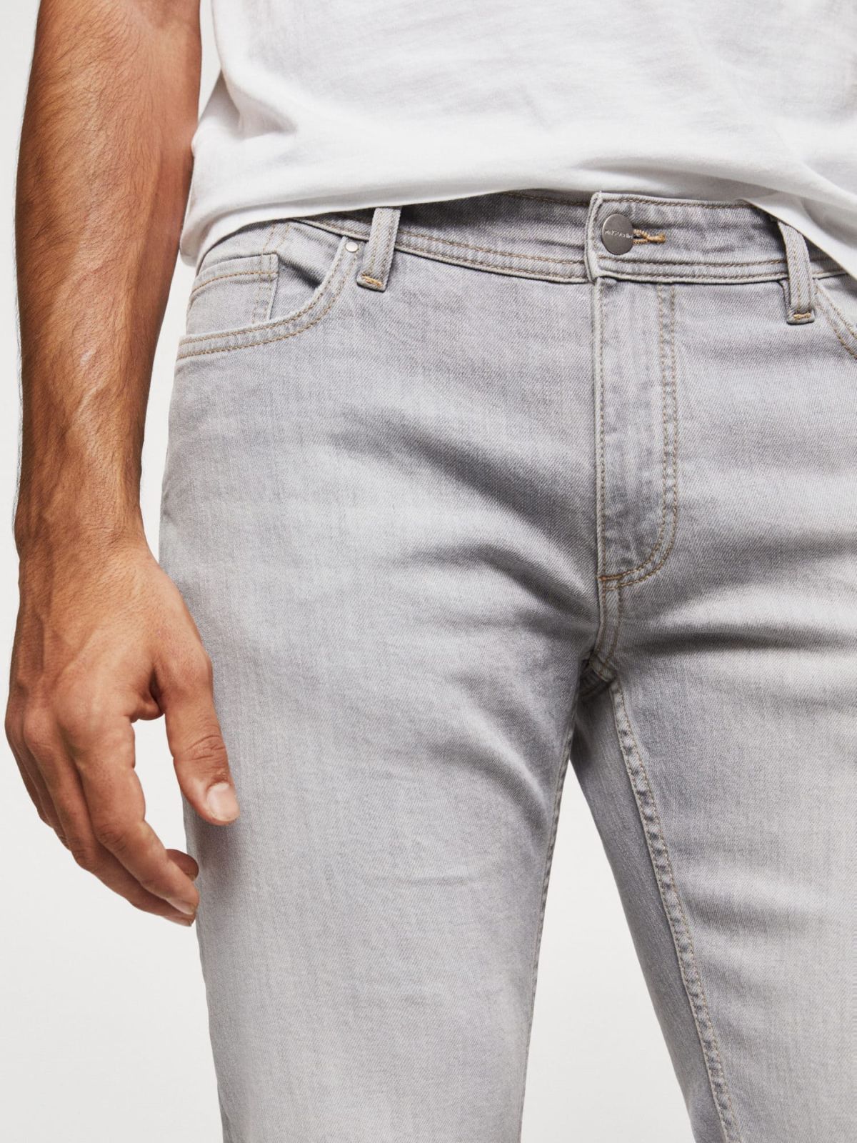  מכנסי ג'ינס ארוכים Slim Fit של MANGO