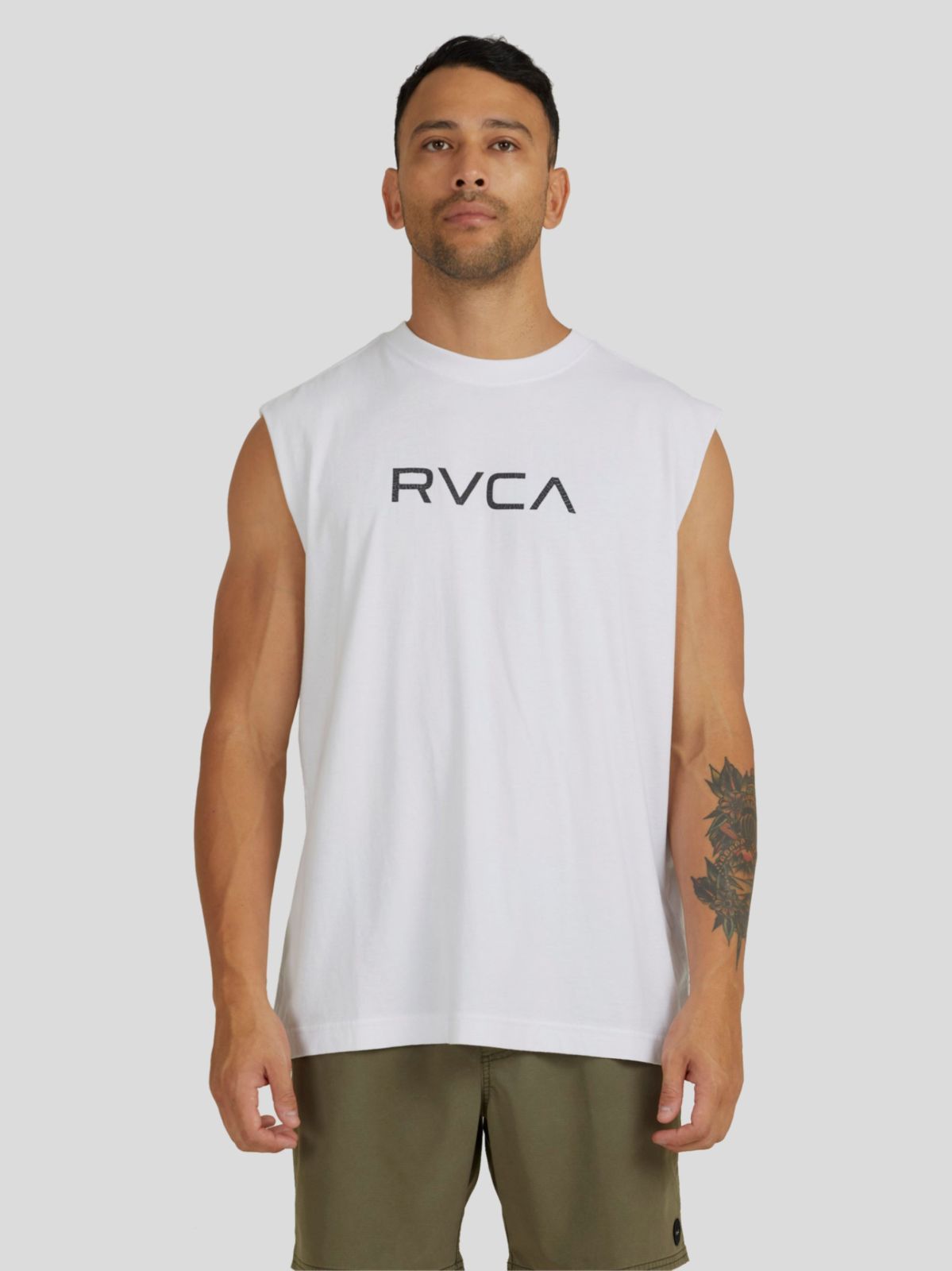  גופיה עם הדפס לוגו של RVCA