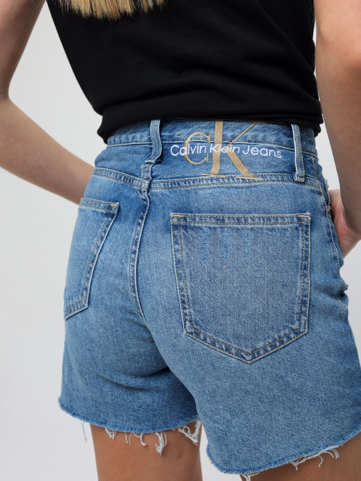  ג'ינס קצר בגזרת MOM עם קרעים של CALVIN KLEIN