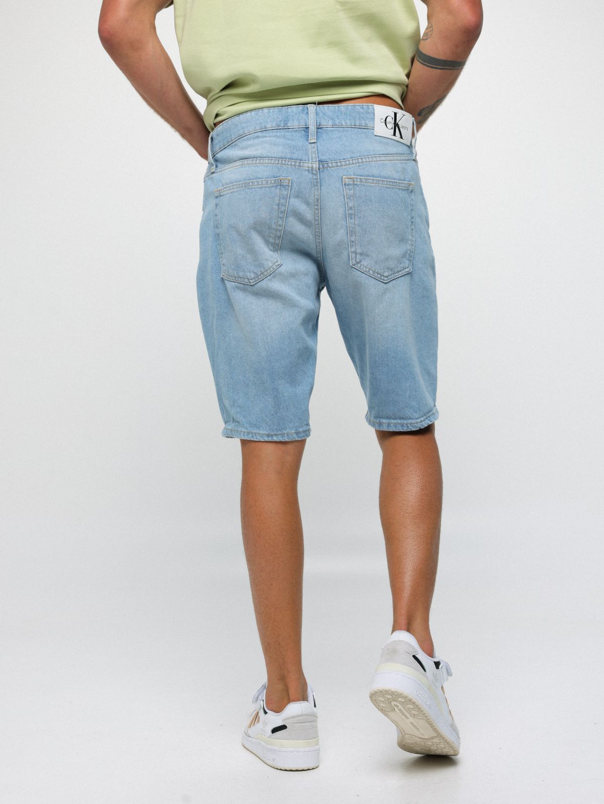  מכנסי ג'ינס קצרים של CALVIN KLEIN