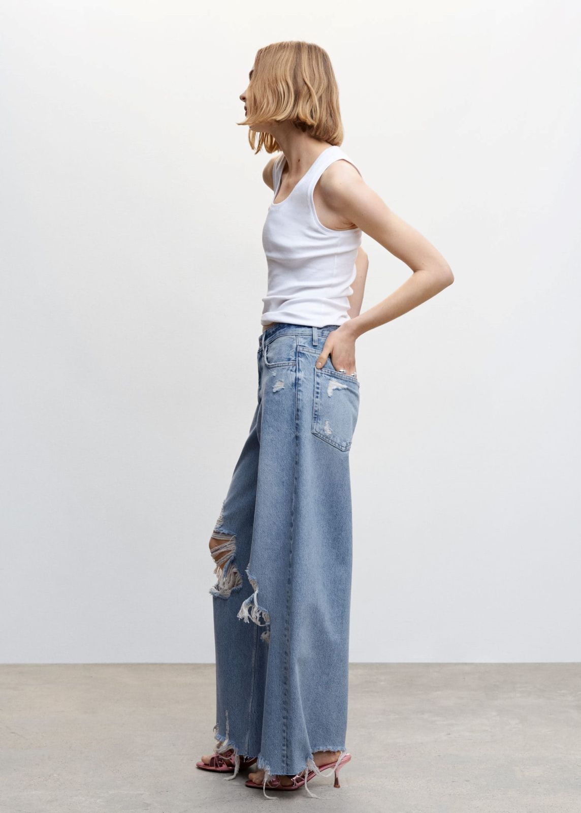  ג'ינס מתרחב עם קרעים של MANGO