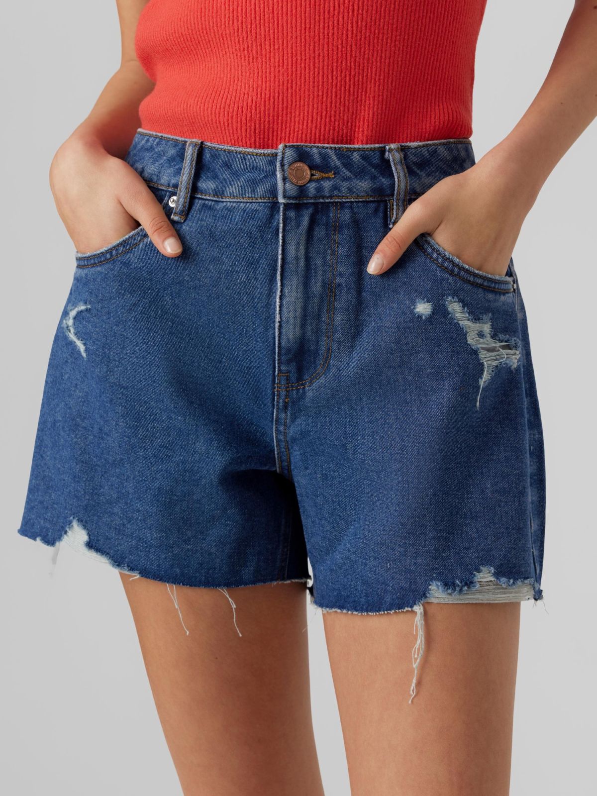  ג'ינס קצר עם קרעים / נשים של VERO MODA