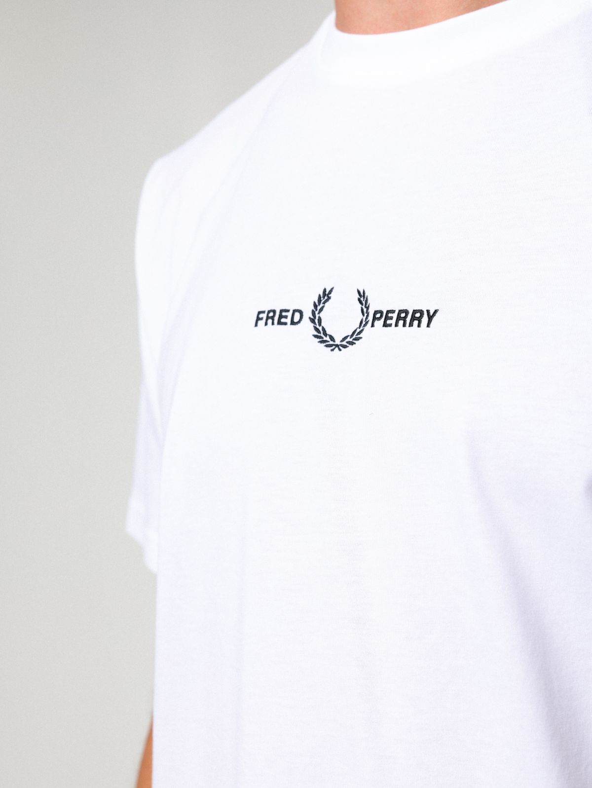  טי שירט עם לוגו רקום של FRED PERRY