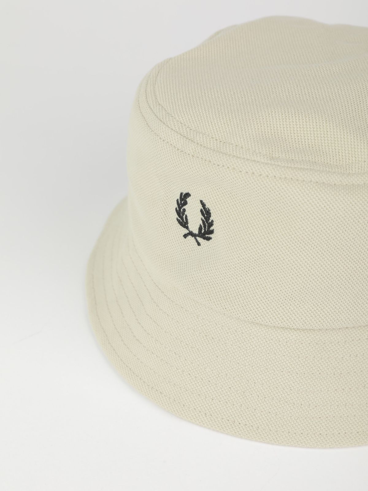  כובע באקט עם לוגו רקום / גברים של FRED PERRY