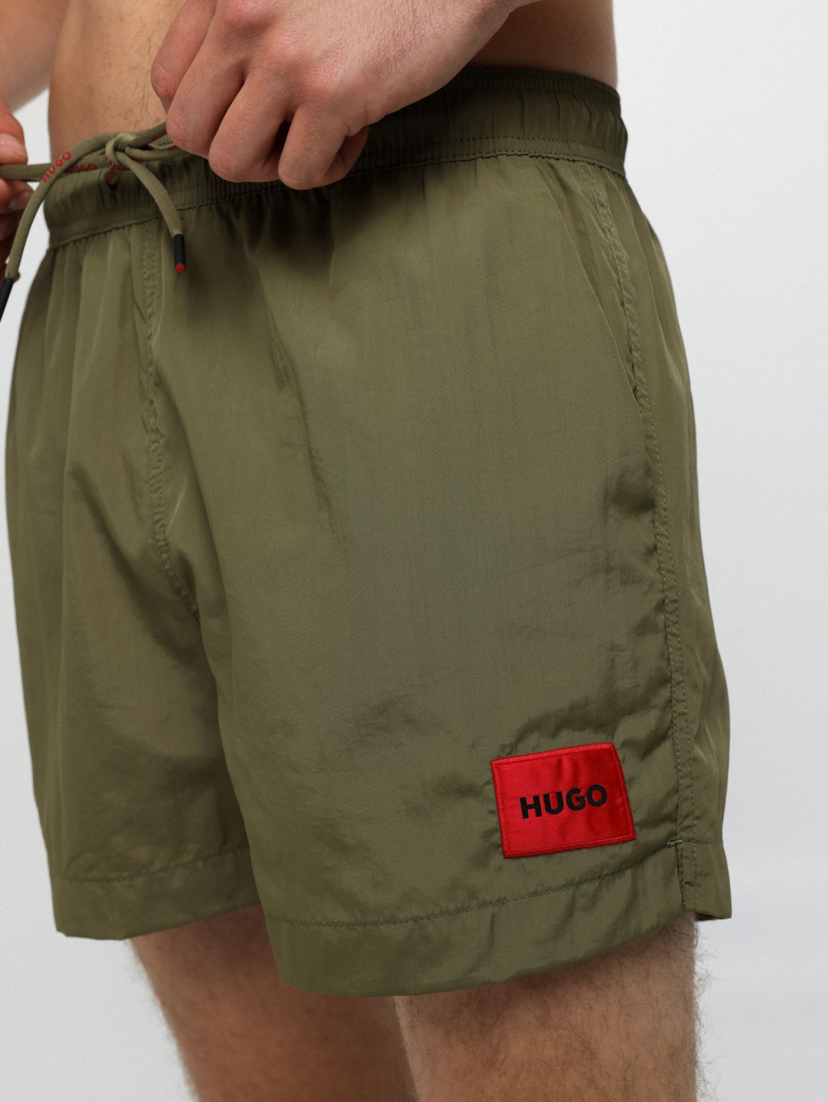  מכנסי בגד ים עם פאץ' לוגו של HUGO