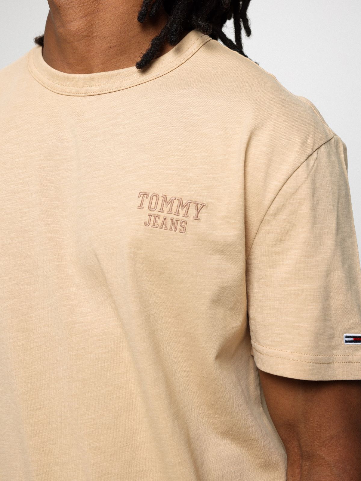  טי שירט עם לוגו רקום של TOMMY HILFIGER
