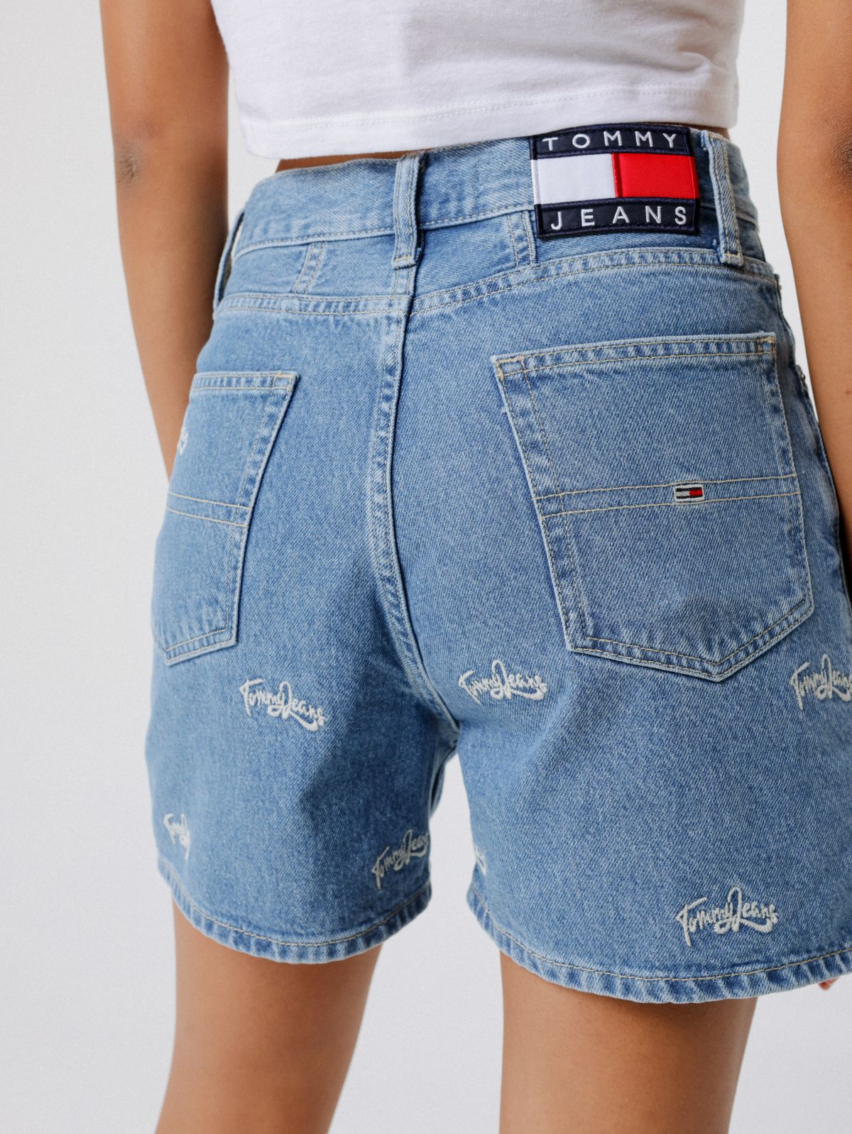  ג'ינס קצר עם רקמת לוגו של TOMMY HILFIGER