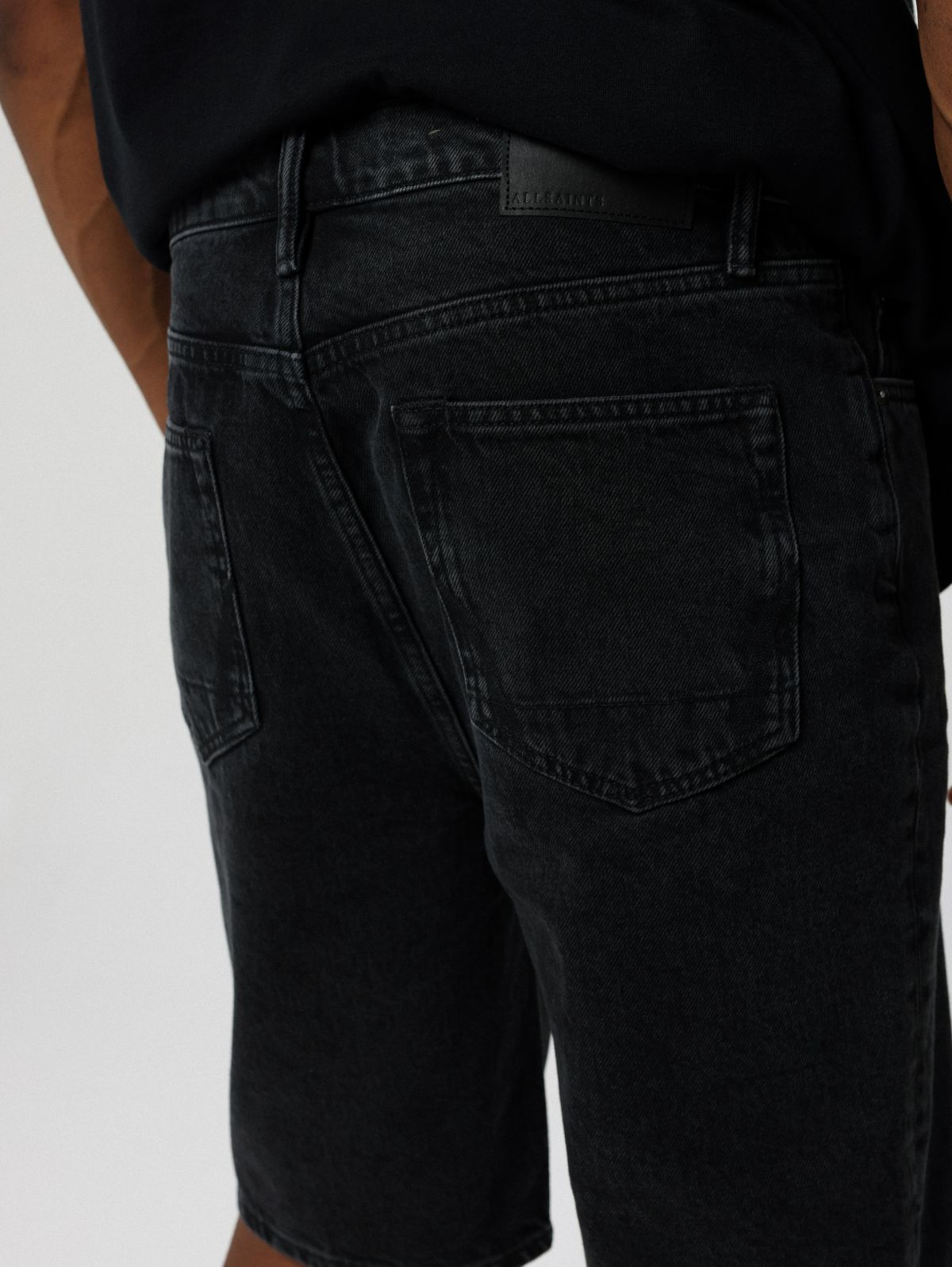  ג'ינס קצר בגזרה ישרה של ALL SAINTS