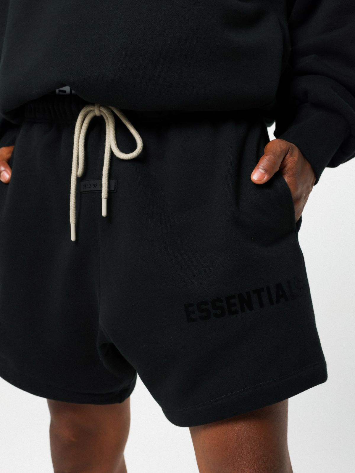 מכנסי ברמודה עם הדפס לוגו של ESSENTIALS