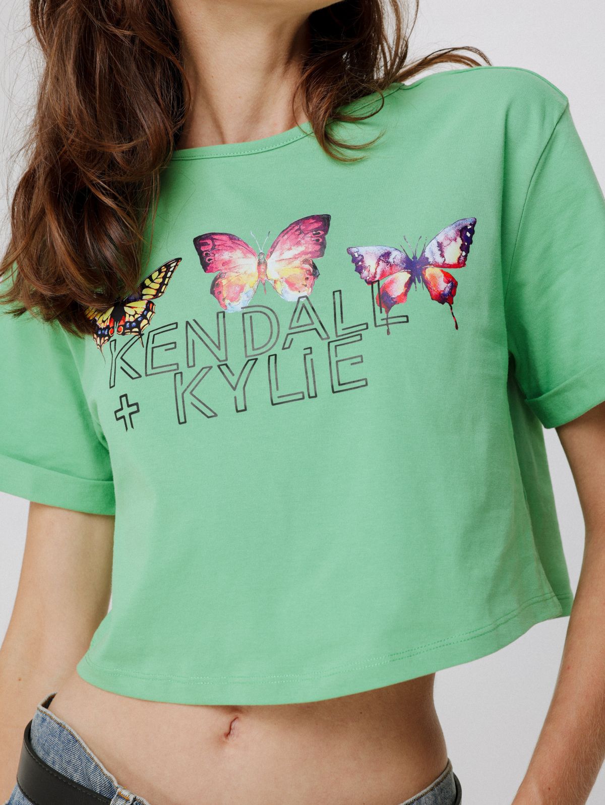  טי שירט קרופ עם הדפס / Kendall + Kylie X terminal x של KENDALL + KYLIE