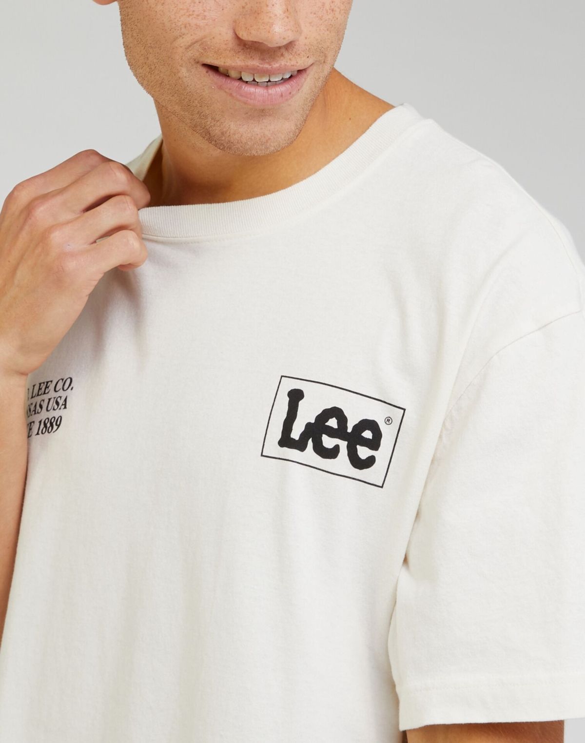 טי שירט עם לוגו של LEE