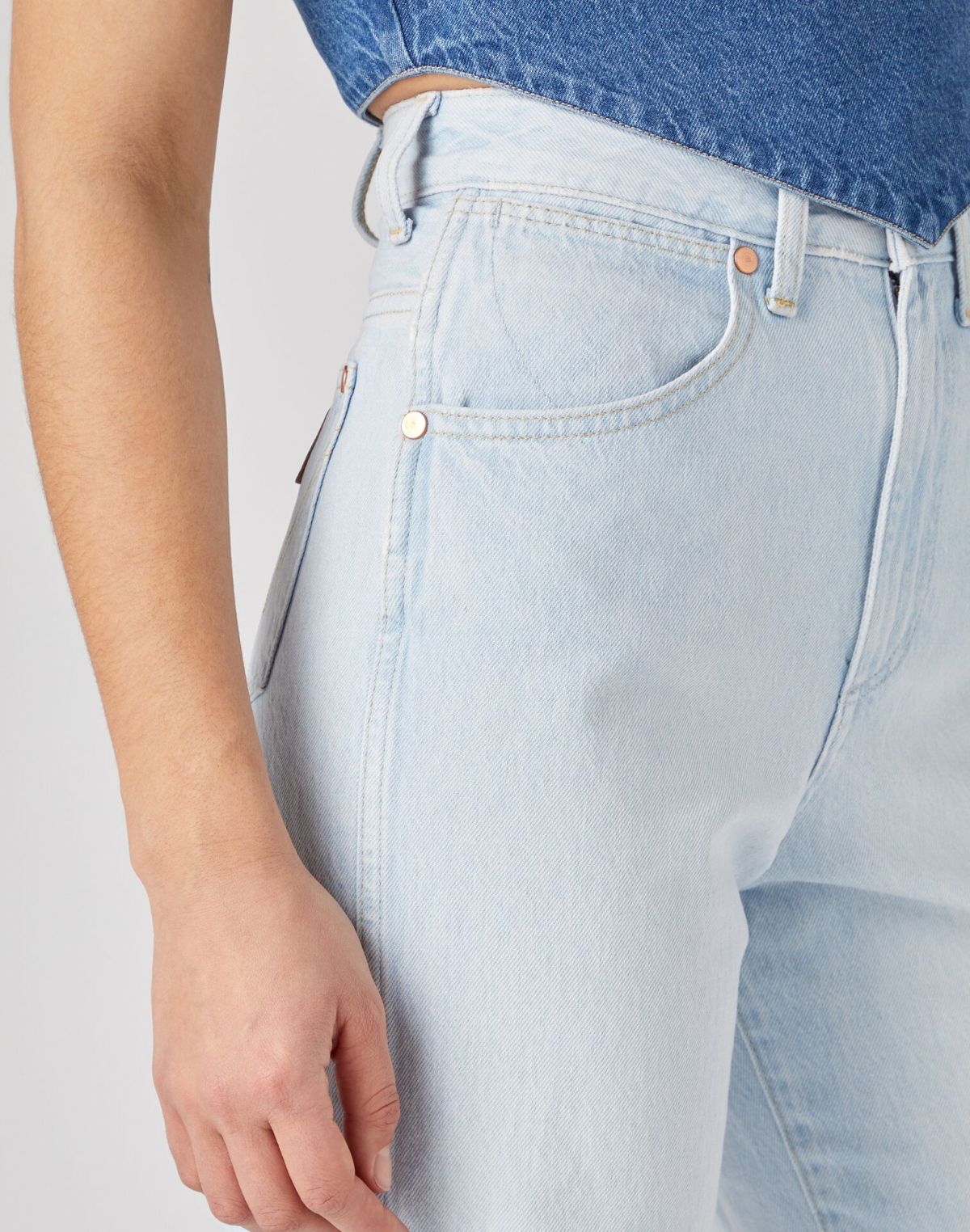  ג'ינס ארוך בגזרת MOM RELAXED של WRANGLER