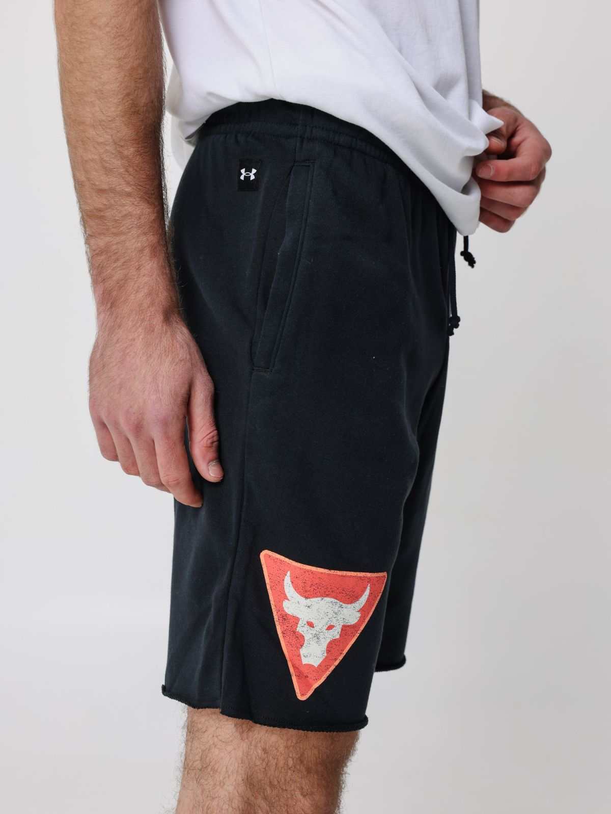  מכנסי טרנינג ברמודה עם הדפס של UNDER ARMOUR