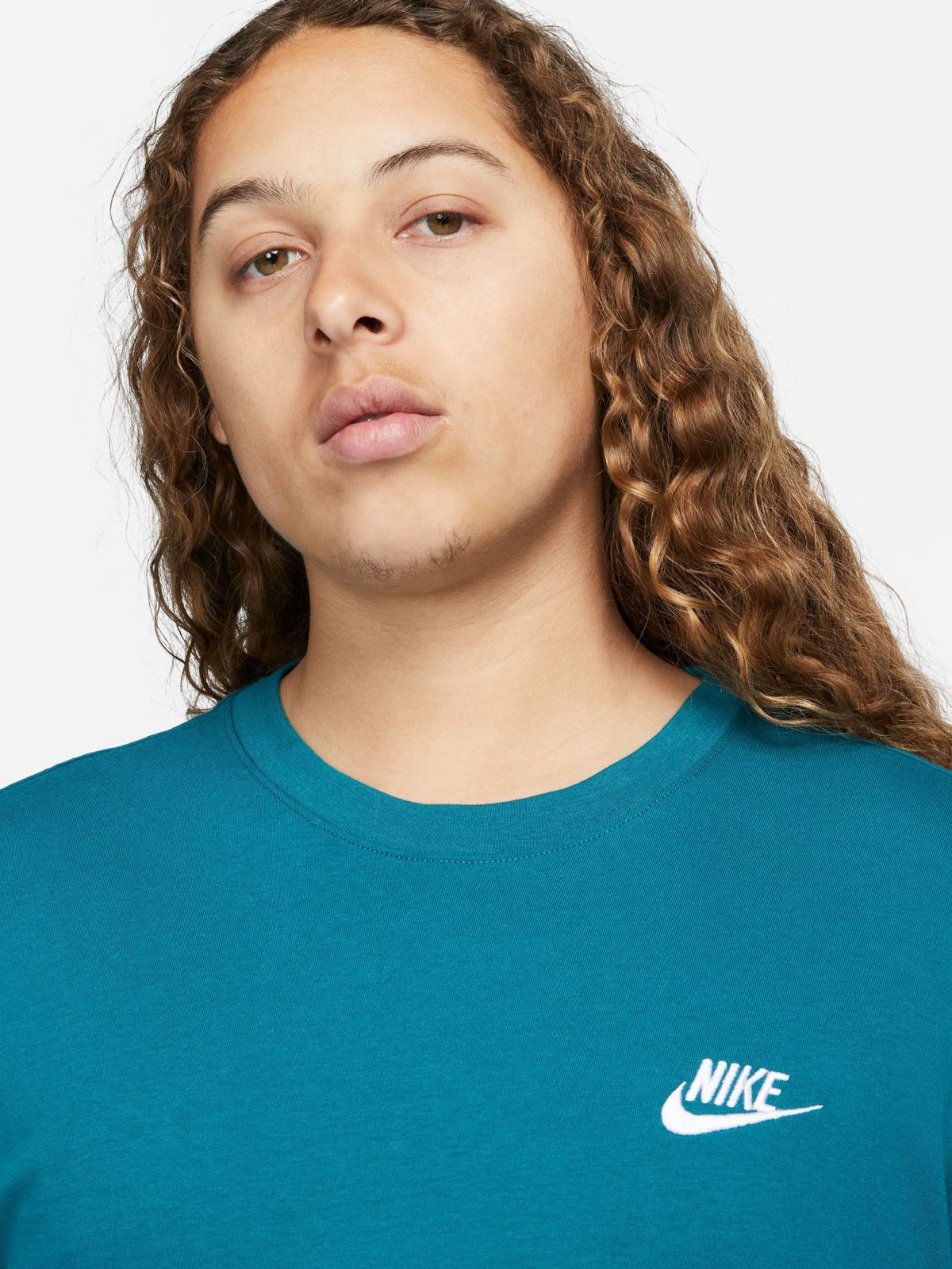  טי שירט עם רקמת לוגו Nike Sportswear Club של NIKE