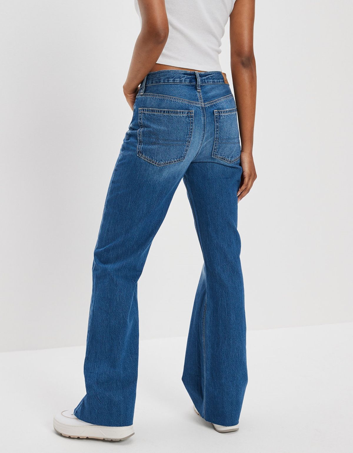  ג'ינס בגזרה מתרחבת של AMERICAN EAGLE